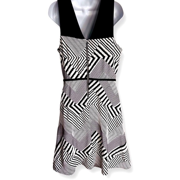 Julia Jordan White Black Geometric Fit Flare Knit Sleeveless MIDI Dress Size 10 - Picture 2 of 6